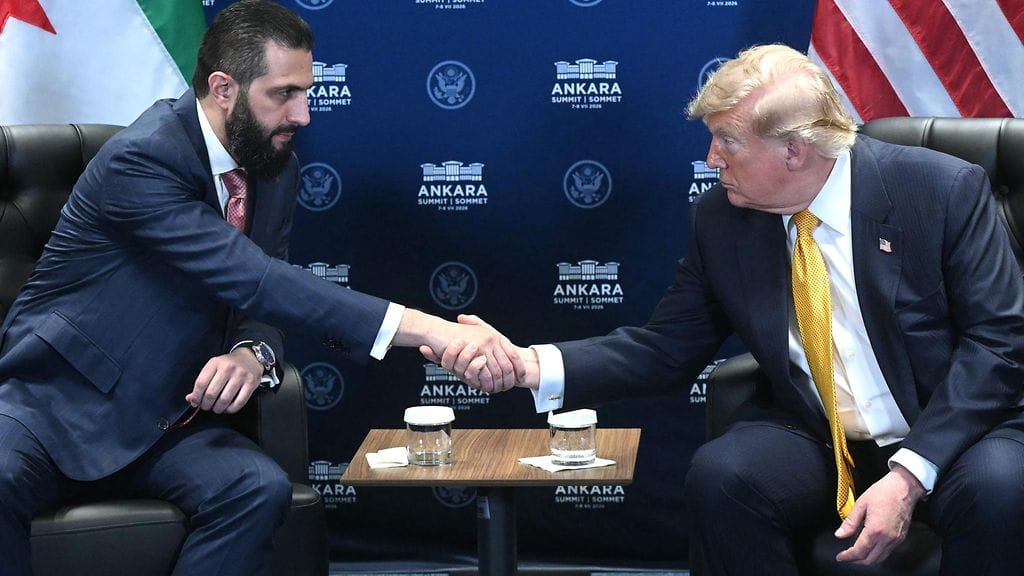 Syyrian presidentti Ahmed al-Sharaa ja Yhdysvaltain presidentti Donald Trump kättelivät Naton huippukokoukse yhteydessä Ankarassa 8. heinäkuuta 2026.
