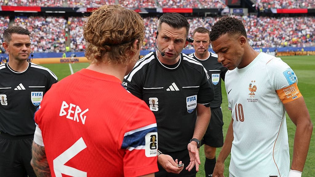 Michael Oliver tuomitsi MM-kisojen alkulohkovaiheessa Norjan ja Ranskan välisen ottelun.