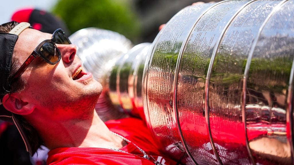 Sebastian Aho nautiskeli Carolina Hurricanes mestaruusparaatissa Stanley Cup sylissään 20. kesäkuuta.