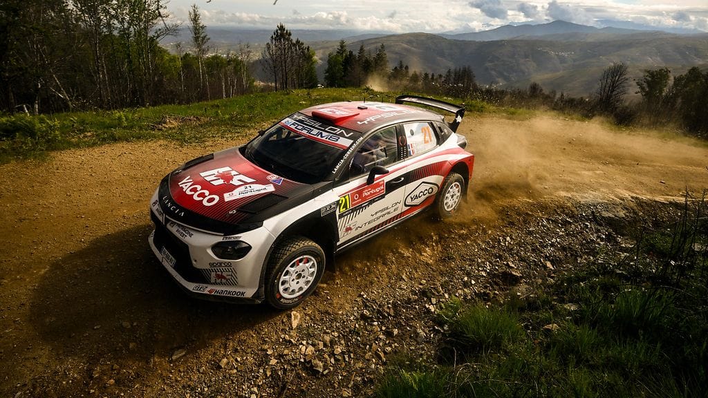Yohan Rossel vauhdissa Lancian autolla Portugalin MM-rallissa toukokuussa.