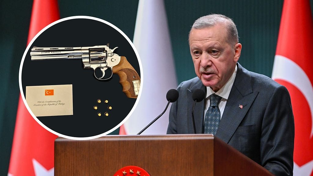 Turkin presidentti lahjoitti Nato-johtajille aseen ja patruunoita.