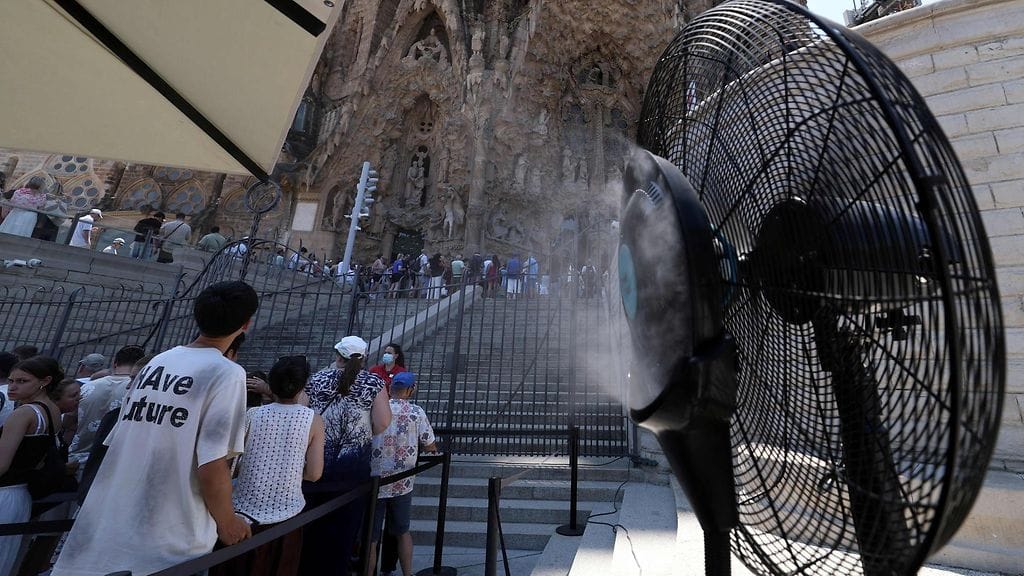 LK 9.7.2026 Kuvassa ilmankostutustuuletin La Sagrada Familian ulkoportaiden edessä Barcelonassa 7. heinäkuuta 2026. Kuuluisa basilikan on suunnitellut katalonialainen arkkitehti Antoni Gaudí.