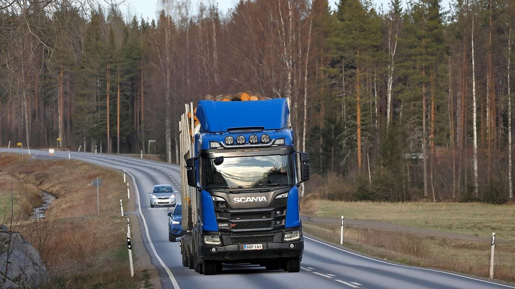 Kuvan tukkirekka ei liity tapaukseen.