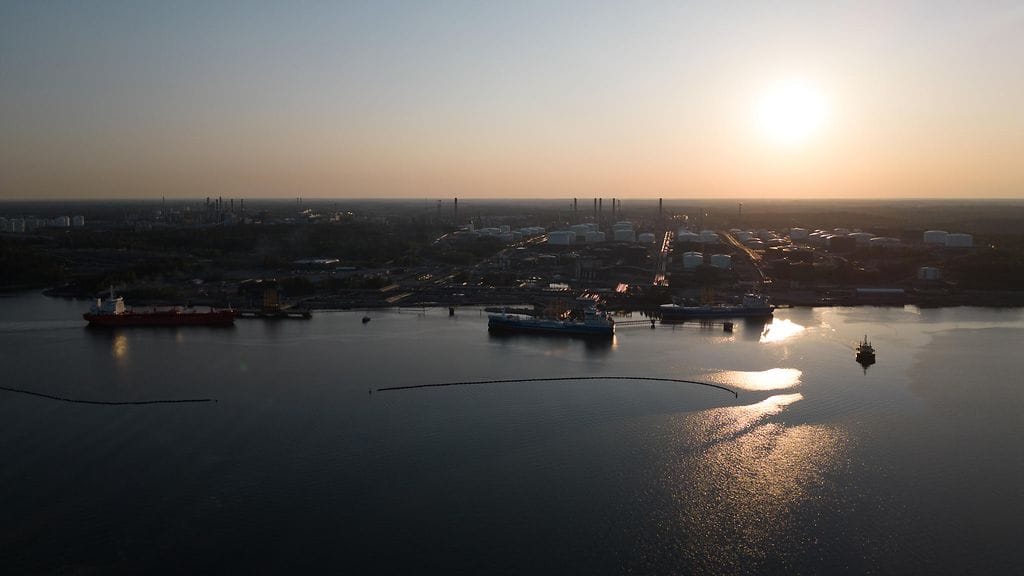 Kuvassa Kilpilahden öljysatama ja teollisuusalue.