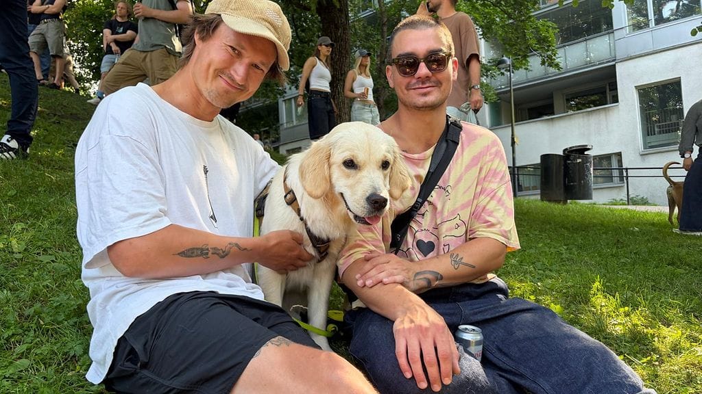 Skeittikisakaverit ja koira