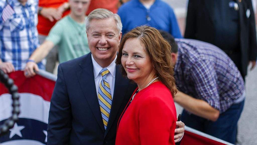 Lindsey Graham siskonsa Darline Graham Nordonen kanssa kesäkuussa 2015