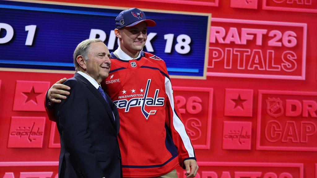 Oliver Suvanto (oik.) solmi NHL-tulokassopimuksen Washington Capitalsin kanssa.