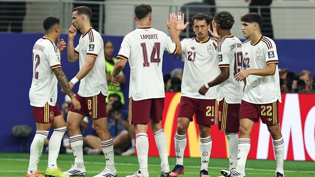 Espanja kukisti Ranskan maalein 2–0 ja eteni MM-finaaliin.