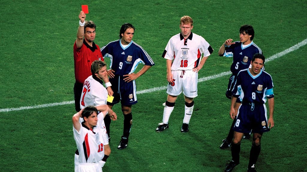 Englannin David Beckhamin saama punainen kortti oli vuonna 1998 pelatun MM-neljännesvälierän kohuhetki. Tummansinisissä pelannut Argentiina voitti rangaistuspotkukilpailussa.