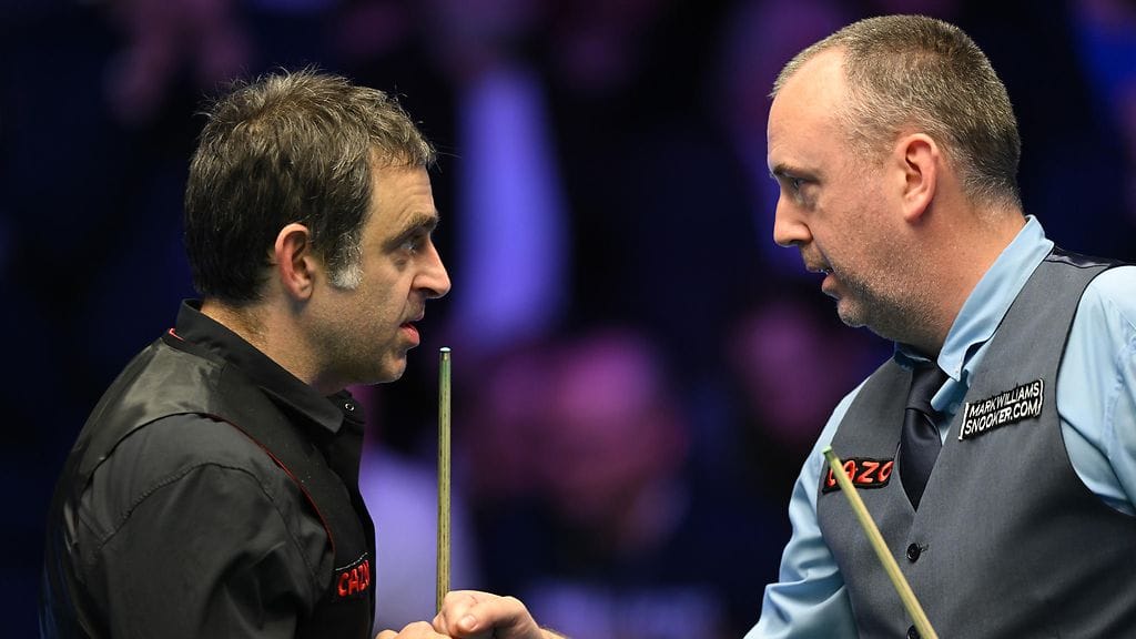 Ronnie O'Sullivan ja Mark Williams ovat voittaneet snookerissa yhteensä kymmenen MM-titteliä. Kuva vuodelta 2023.