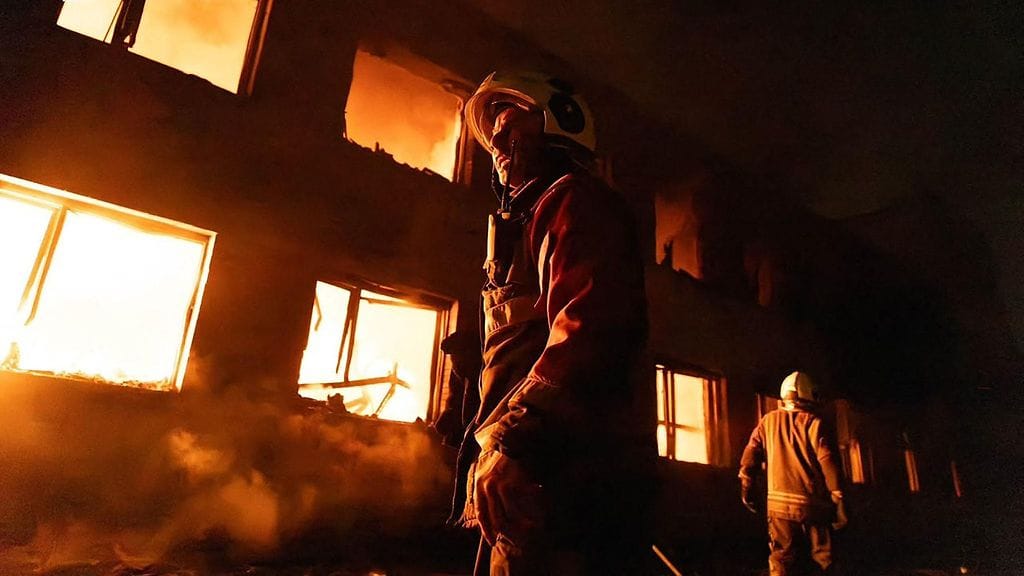 Ukrainan valtion hätäpalvelun 16. heinäkuuta 2026 ottamassa ja jakamassa valokuvassa näkyy ukrainalaisia palomiehiä töissä Kiovassa Venäjän ilmaiskun jälkeen.