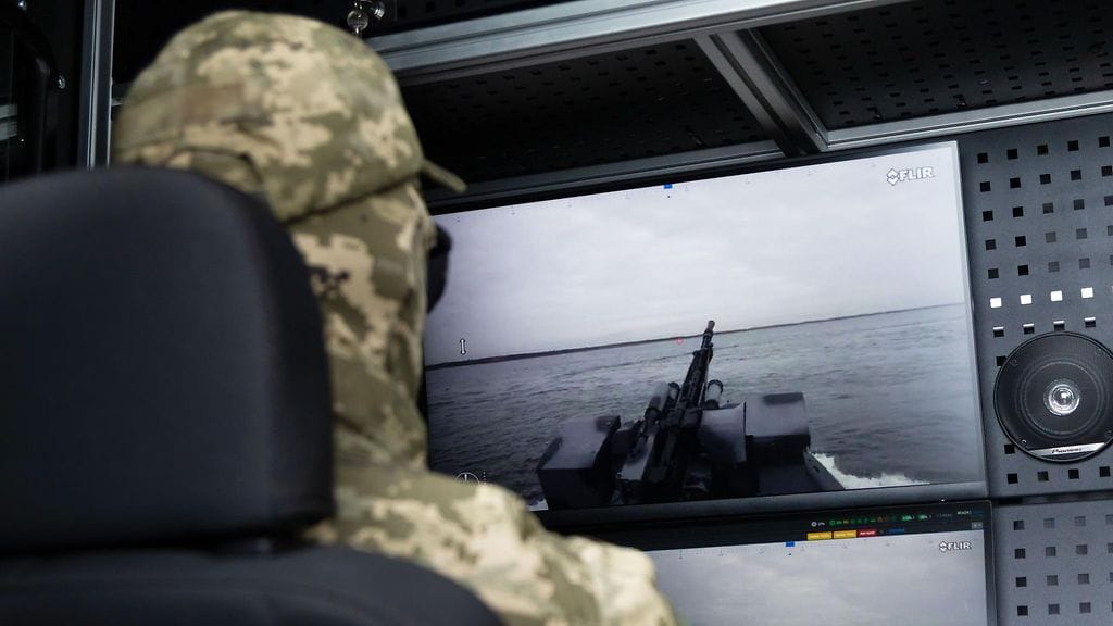 Kuvituskuvassa, joka on peräisin lokakuulta 2025, Ukrainan turvallisuuspalvelun upseeri käyttää miehittämätöntä Sea Baby -pinta-alusta.
