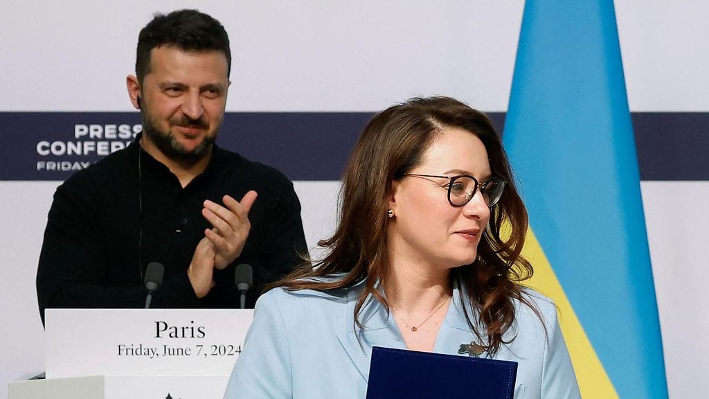 Kuvassa Ukrainan päämiinsterin tehtävästä eronnut Julija Svyrydenko, joka vielä 7. kesäkuuta oli Zelenskyin kanssa Pariisissa. 14. heinäkuuta hän erosi tehtävästään.