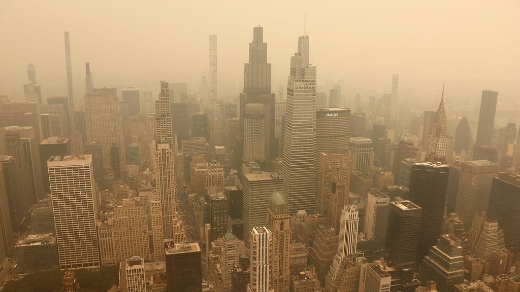 Savun peittämä New Yorkin Manhattan kuvattuna keskiviikkona.