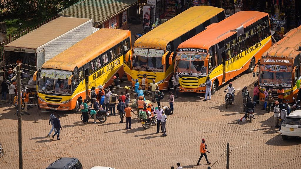 Kuvituskuvassa busseja Ugandan pääkaupungissa Kampalassa.