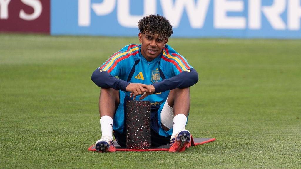 Lamine Yamal, 19, seurasi Espanjan torstaisia harjoituksia sivusta side vasemmassa takareidessään.