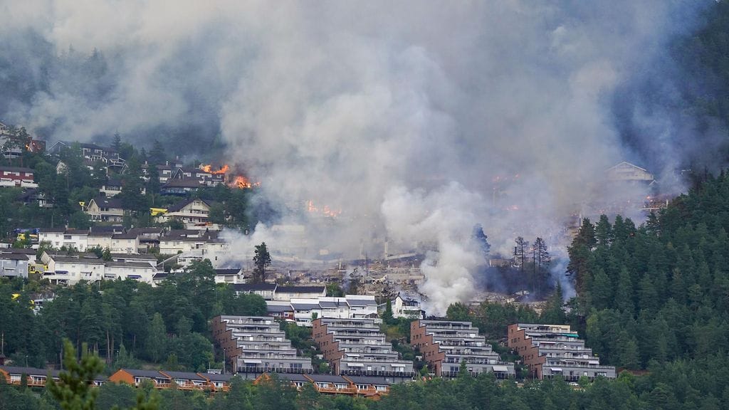 Liekit ja savu nousevat Krokstadelvan tulipalosta Norjan Drammenissa. Kyseessä on maan historian pahimpia tulipaloja sataan vuoteen. Kuva otettu 17. heinäkuuta 2026.