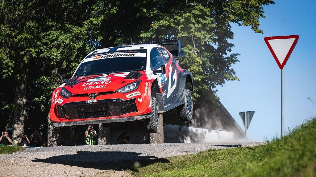 Sami Pajari aloitti rallilauantain erikoiskoepohjilla.