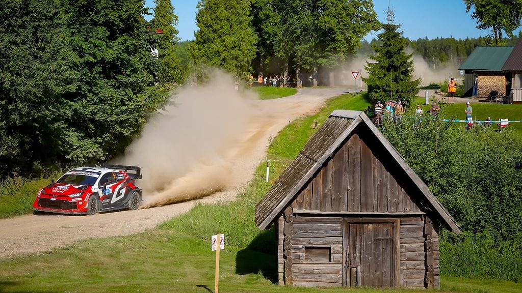 Sami Pajari jatkaa täydellistä ralliaan.