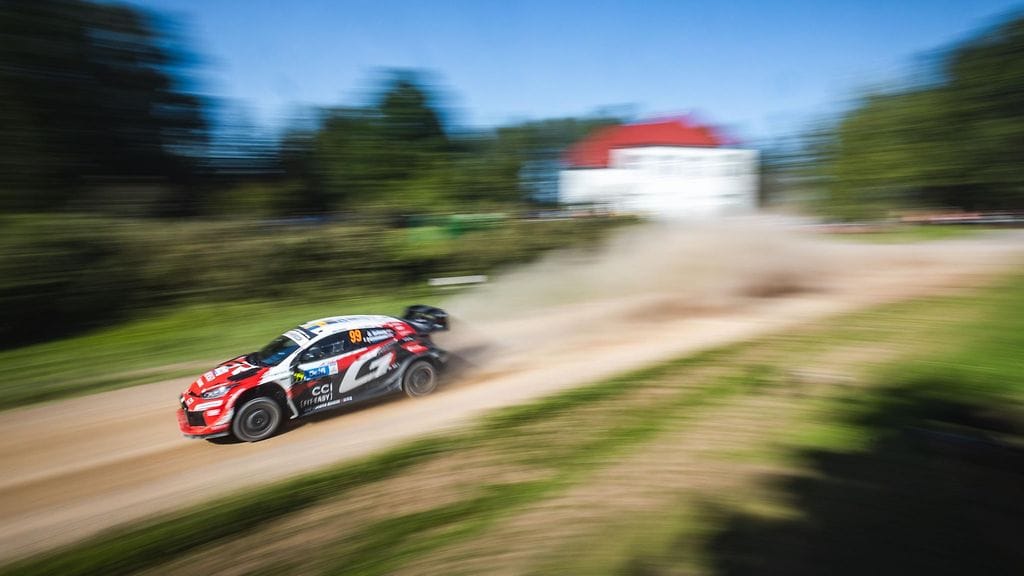 Oliver Solberg kutisti niukasti Sami Pajarin johtoa.