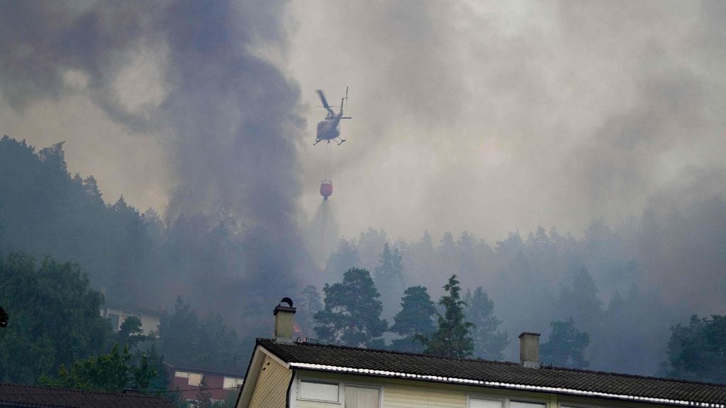 LK 18.7.2026 Norjan suurta rivitalopaloa oli ollut sammuttamassa muun muassa metsäpalojen torjuntaan käytettäviä helikoptereita.