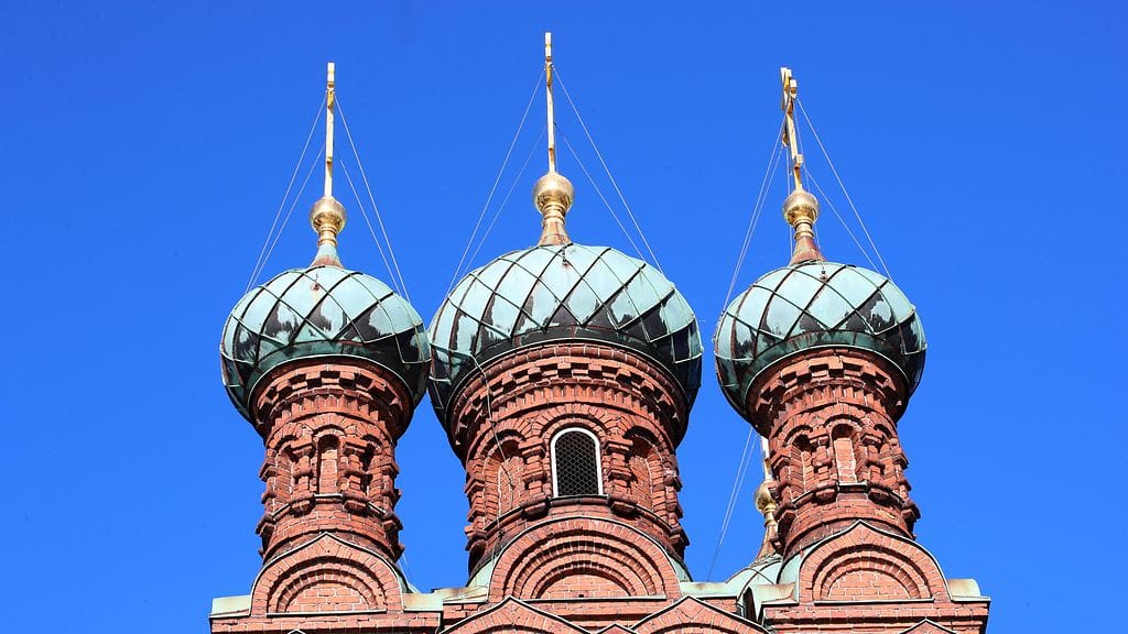 Kuvassa Tampereen ortodoksisen kirkon kupolit.
