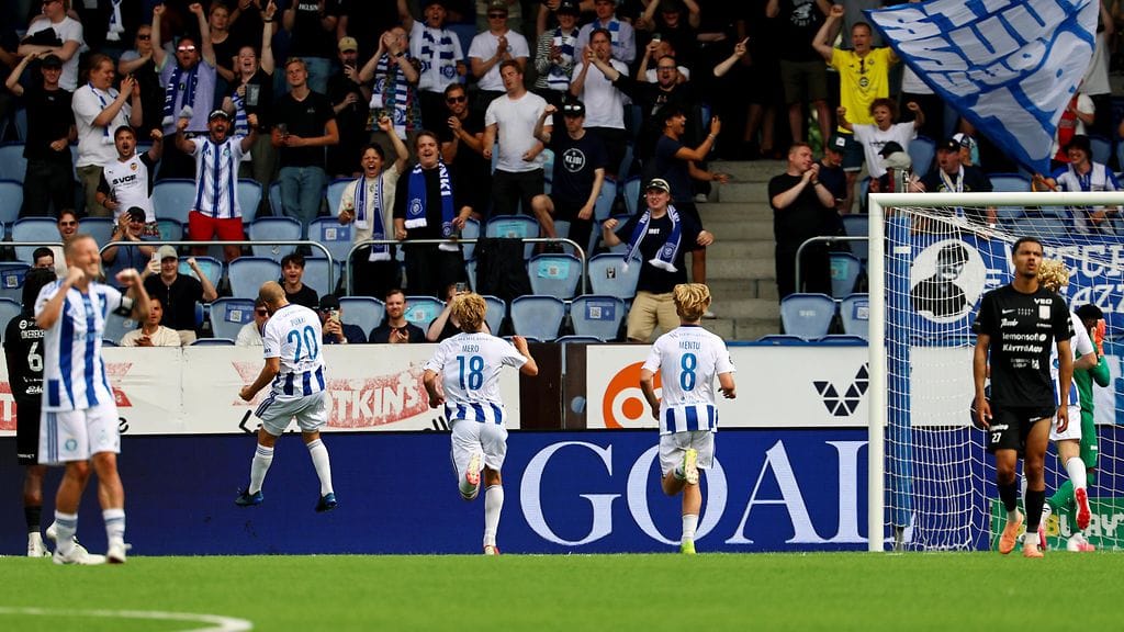 Teemu Pukki (numero 20) ratkaisi voiton HJK:lle pilkulta.