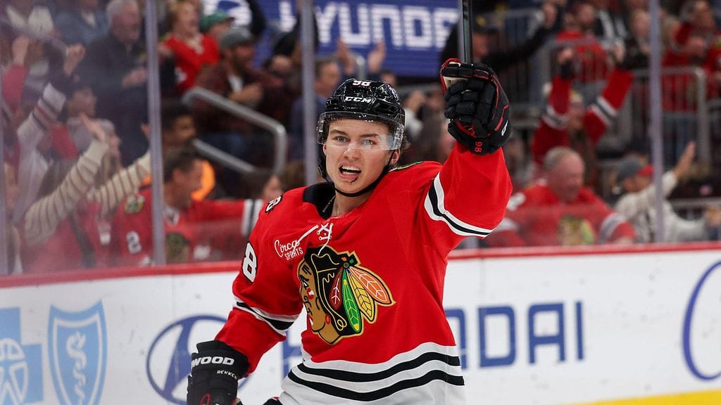Connor Bedard, 21, solmi viisivuotisen jatkosopimuksen Chicago Blackhawksin kanssa.