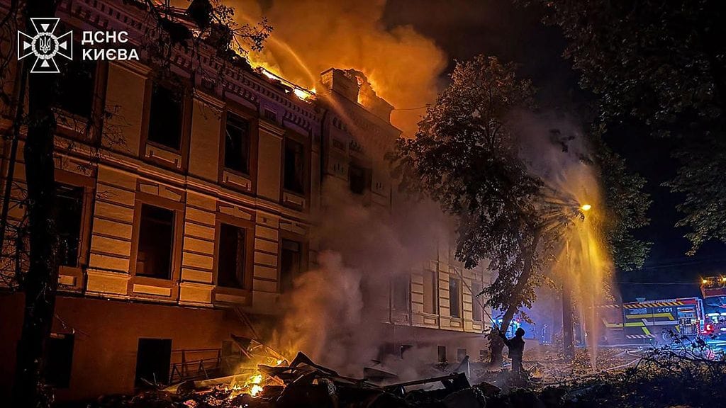 Ukrainan julkaisema kuva tuhoista, joita Venäjän massiivinen isku Kiovaan on aiheuttanut 19. heinäkuuta 2026. Pelastushenkilö sammuttaa tulipaloa, joka on saanut alkunsa venäläisohjuksen osuttua siihen.