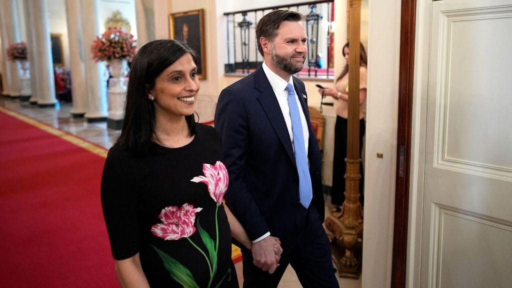 Varapresidentti J. D. Vance kuvattuna vaimonsa Usha Vancen kanssa Washingtonissa toukokuussa 2026.