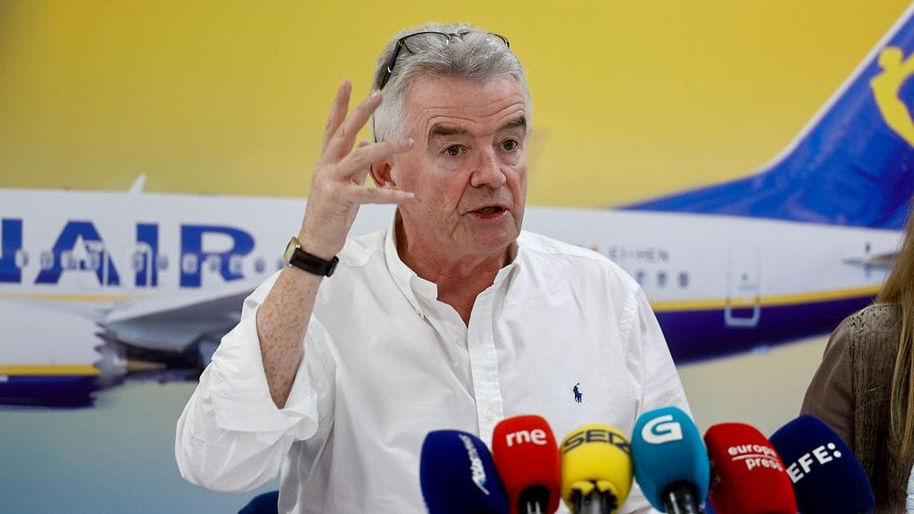 Ryanairin toimitusjohtajan Michael O'Learyn mukaan alustavat tutkimukset viittaavat vierasesineen aiheuttamaan vaurioon moottorissa nousun aikana.