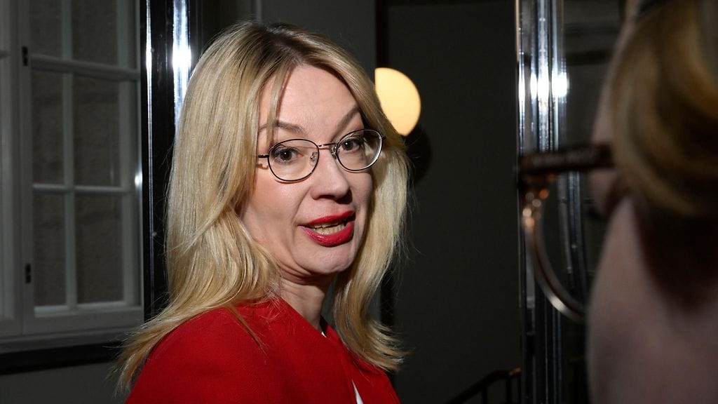 SDP:n eduskuntaryhmän puheenjohtaja Tytti Tuppurainen matkalla ylimääräiseen eduskuntaryhmän kokoukseen Helsingissä 21. heinäkuuta 2026.