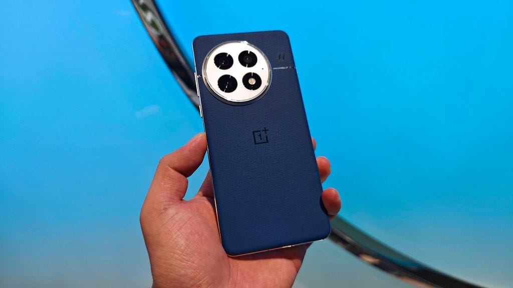 AOP OnePlus 13 -älypuhelin.