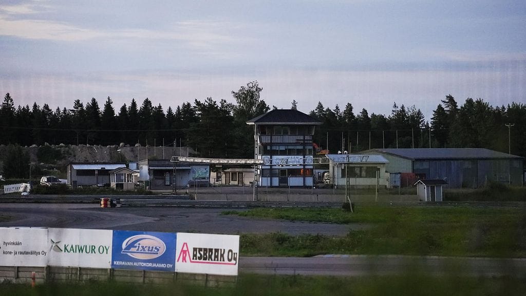 Hyvinkään moottoriurheilukeskuksen alueelle putosi maanantai-iltana täyssähköinen pienlentokone.