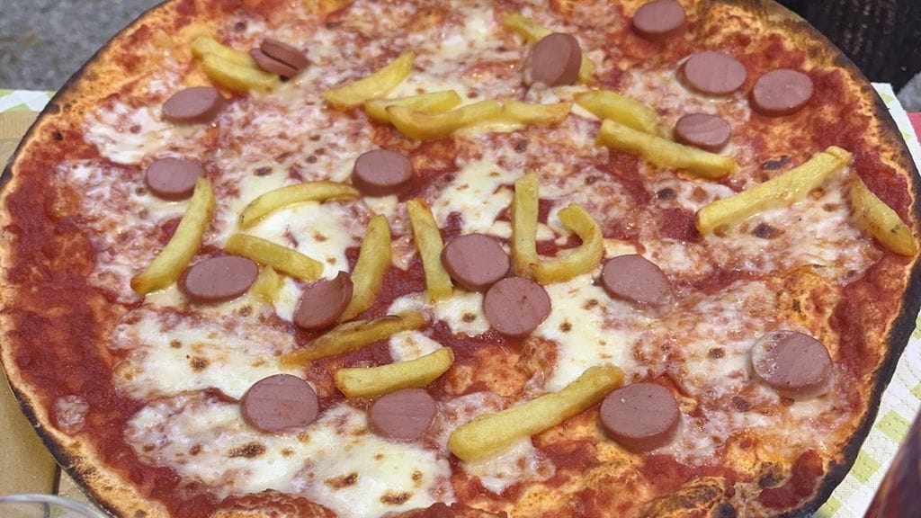 Ranskalaiset ja makkara -pizza uponnee ainakin perheen pienimpiin.