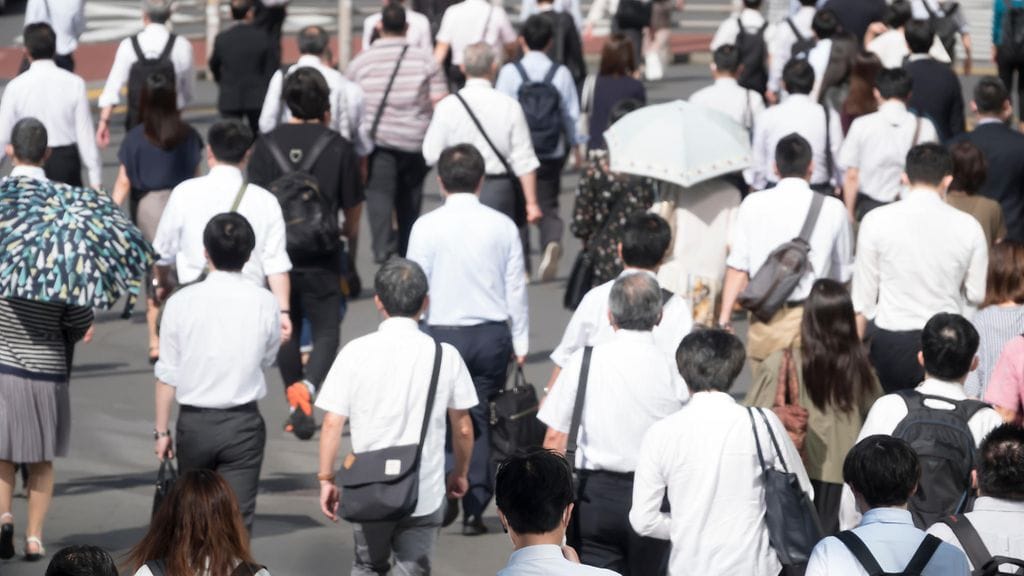 Japanissa on nähty ennätyshelteitä, ja yritysten työntekijöitä on kannustettu vähentämään vaatetusta.