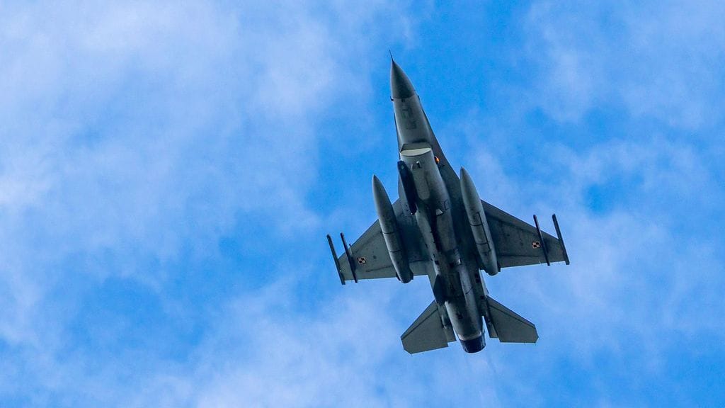 Kuvituskuva F-16-hävittäjästä.