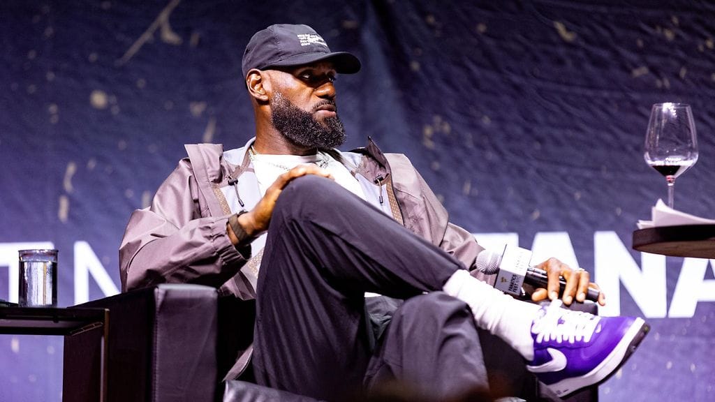 LeBron James kertoi perjantaina kirjoittavansa NBA-uralleen vielä luvun Philadelphia 76ersissä.