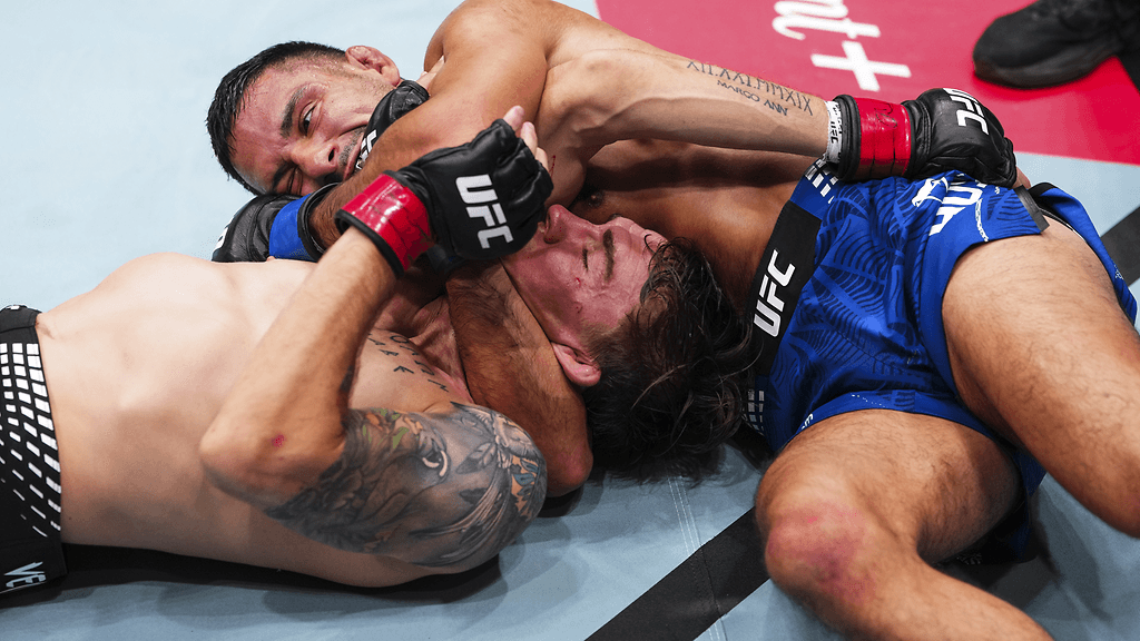 Abdul Hussein (siniset housut) otti voiton UFC-debyytissään.
