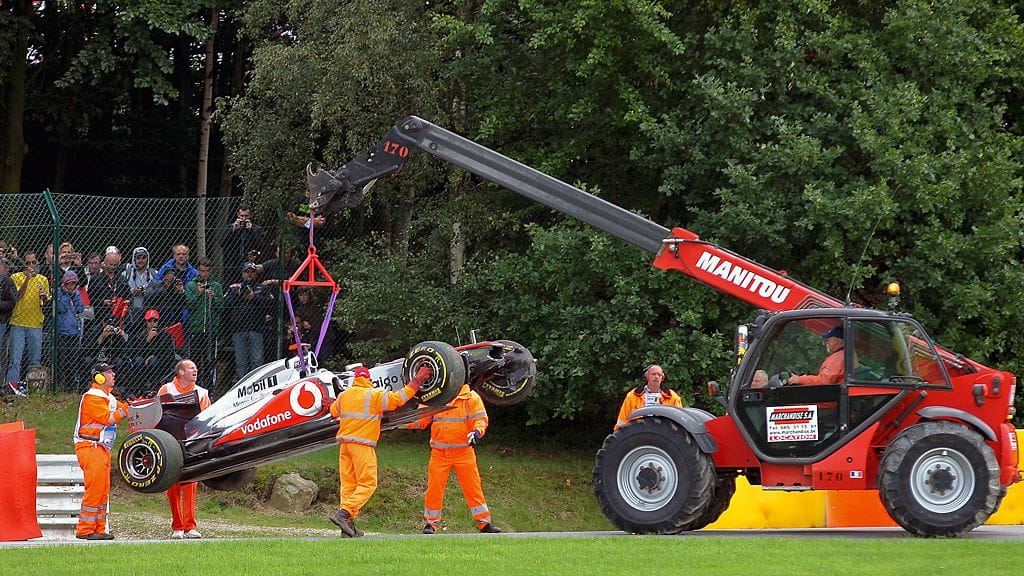 Lewis Hamiltonin auto ulosajon jälkeen