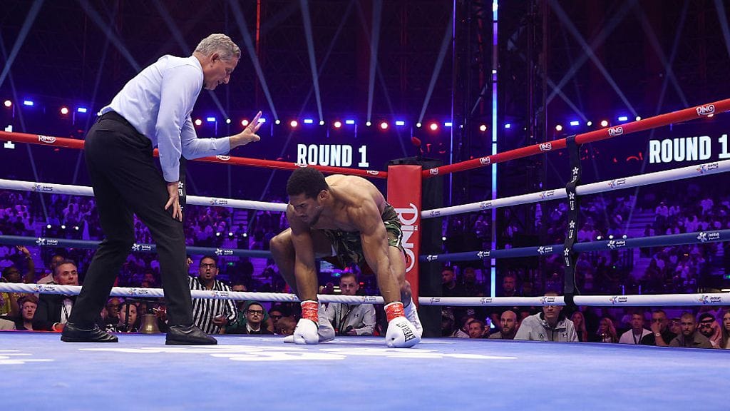 Anthony Joshua kävi jo avauserässä kahdesti kanveesissa ennen kuin iski voiton Kristian Prengasta.