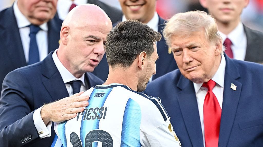 Fifan puheenjohtaja Gianni Infantino ja Yhdysvaltain presidentti Donald Trump lohduttivat Lionel Messiä Argentiinan MM-finaalissa kokeman tappion jälkeen.