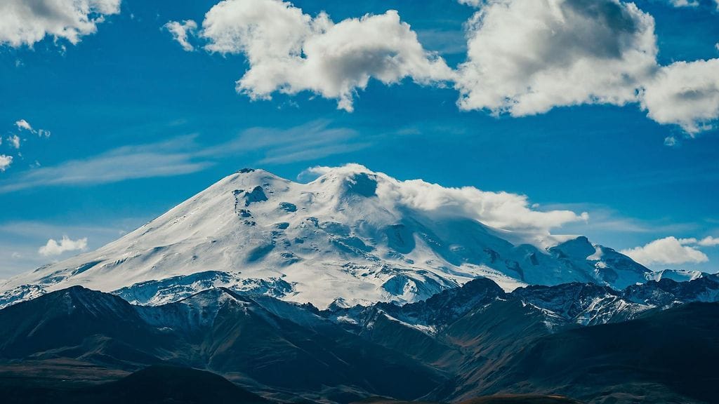 Mount Elbrus on Georgian rajan pohjoispuolella kohoava, 5 642 metriä korkea vuori, joka tunnetaan arvaamattomista sää- ja kiipeilyolosuhteistaan.