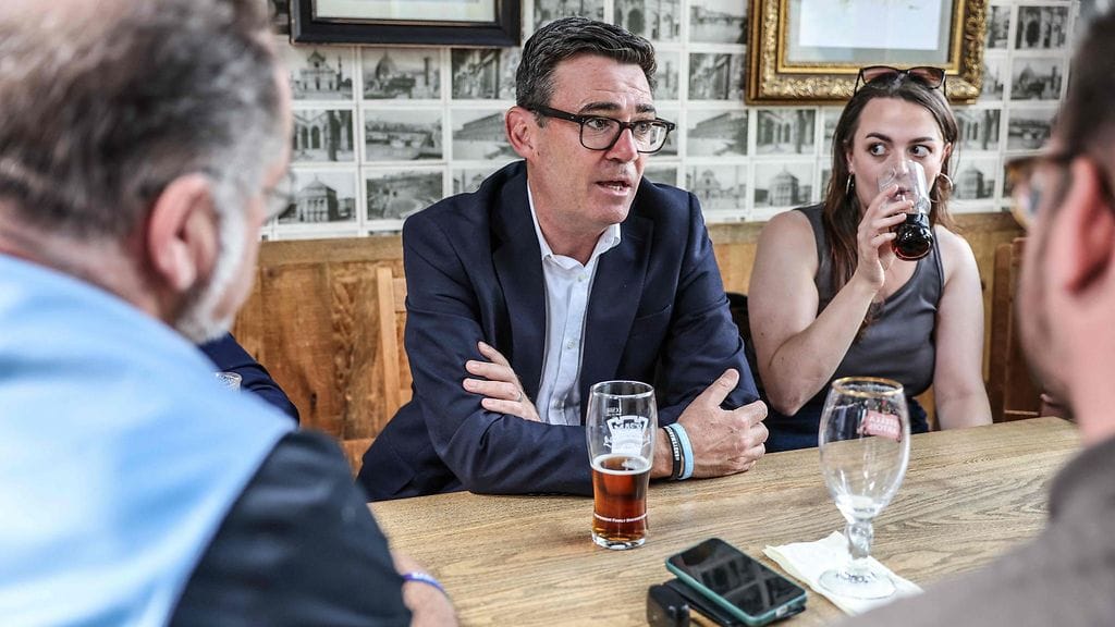Andy Burnham aloitti tehtävässään viikko sitten.