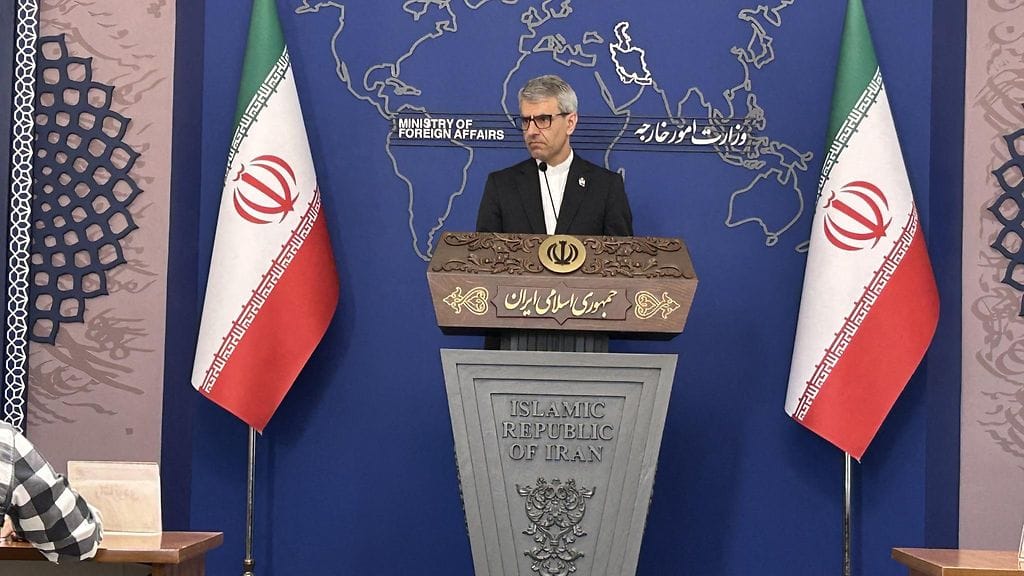 Iranin ulkoministeriön edustajan Esmaeil Baqaein mukaan Hormuzinsalmi on yhä suljettu.