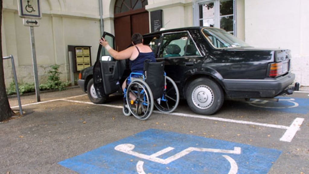 Vammaispysäköintilupa myönnetään ihmisille, joilla on vähintään vaikea toiminnanvajavuus. Kuvituskuva.