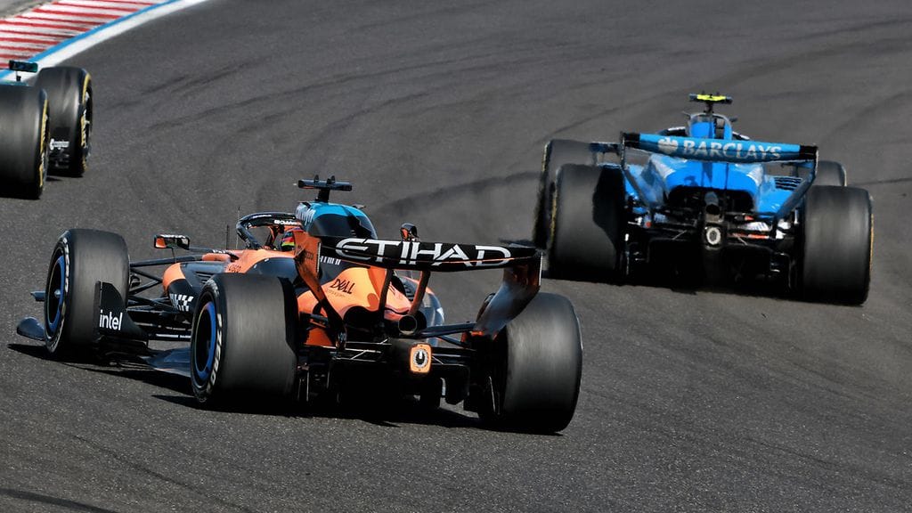 Carlos Sainz jäi Oscar Piastrin tielle, kun tämä yritti ohittaa Williams-kuskin kierroksella.
