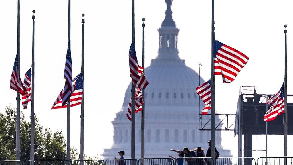 Liput liehuivat puolitangossa Lindsey Grahamin kuoleman jälkeen Washingtonissa.