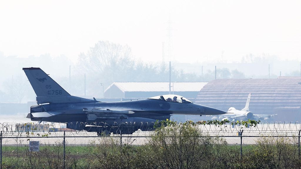 Kuvituskuva. Yhdysvaltain ilmavoimien F-16-hävittäjä laskeutuu Osanin lentotukikohtaan Etelä-Koreassa lokakuussa 2023.
