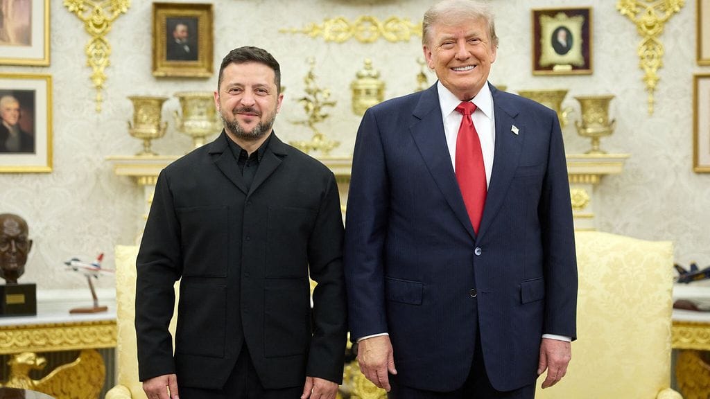 Presidenteistä julkaistiin iloinen yhteiskuva tapaamisen päätteeksi.